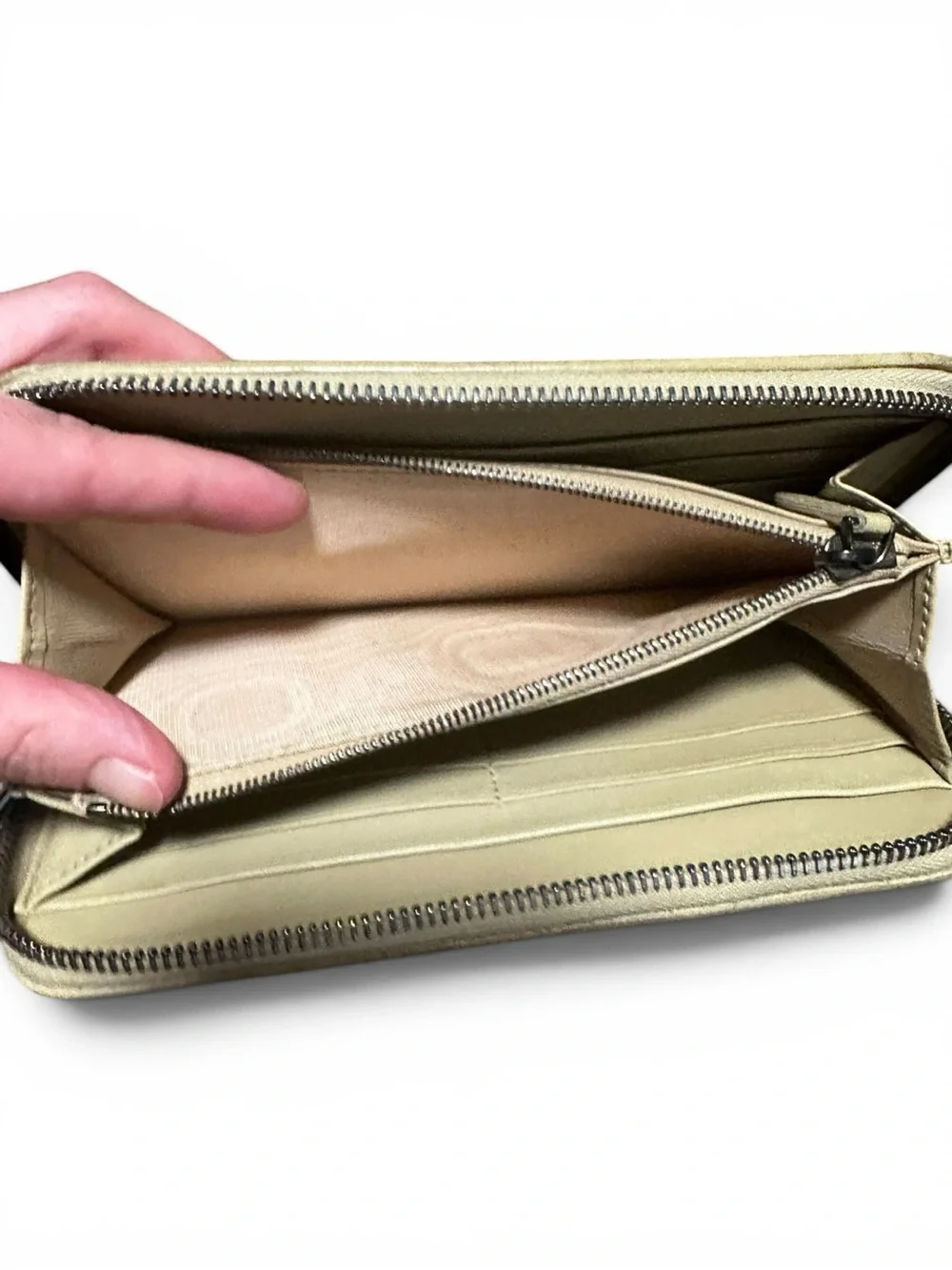 ✨💎LIMITED EDITION💎✨ Bottega Veneta Ivory Intrecciato Wallet with Stud Detail